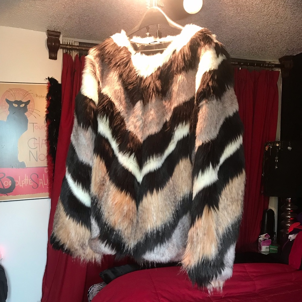 🖤 ❤️ NWOT ❤️🖤GORGEOUS FAUX FUR JACKET . . .